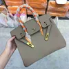 Women Totes Handbag L Lychee Patterned Bag with Lock Buckle Large Capacity Single Shoulder Womens Cowhide Carrying Out with logo