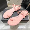 Kvinnor thongs sandaler designer flip flops med kedja slys quiltad textur hårdvara matelasse mules damer utomhus strandsko klassisk rosa persika svart casual sko