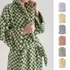 Oreiller doux et confortable rétro damier Plaid peignoir femmes coton Robe Homewear Sauna microfibre Spa haut peignoirs ensemble