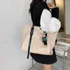 Сумки-тоут в стиле ретро, женская сумка большой вместимости, осень 2024, осень и зима, простая сумка на плечо для покупок, бесплатная подвеска