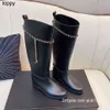 Nya 24SS -stövlar märkesdesigner Welly Rain Boots Designer Platform Letter Ringer Fashion Svart men knälånga kvinnors stövlar
