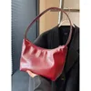 Totes koreansk version nisch röd axelväska retro patent läder ljus yta underarm kvinnor 2024 mode utsökta handväska