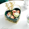 Tallrikar -keramisk fruktplatta hjärtformad guldstativ mellanmål hushållsavlägsna söt skål med gafflar hållare