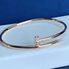 Bracciale Cartres originale 1to1 V Carta d'oro Chiodo per la casa Argento sterling 925 Vero diamante 18 carati Luce Moda di lusso Stile versatile Regalo artigianale