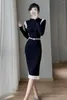 Casual klänningar 2024 Autumn och vinter Fransk stil Hepburn stickad bas liten svart hög midja med pärlbälte smal mantelklänning