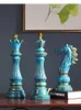 Adornos artesanales de resina Rey de ajedrez internacional Cabeza de caballo Traje dorado de tres piezas Adornos Art Deco Accesorios de decoración 240311