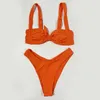 Badmode bikini voor dames met hoge snit en gesmokte pijpen met V-inkeping