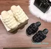 Nouveau style de pantoufles d'extérieur à semelles épaisses Noir Blanc Femmes Designer Living Scuffs Slipper Wedge Fluffy Resort Couples Fashion Sliders Sandal