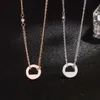 Designinspirerad personlig cirkulär bokstavhänge halsband: Ideal Par 'semestergåva, med en minimalistisk stil, utformad från rostfritt stål