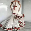 パーティードレスホワイトレースマーメイドプロム肩からセクシーな列車の列車刺繍花のイブニングドレス