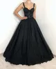 Efektowny linijka gotycka sukienki ślubne spaghetti sukienki ślubne koronkowe aplikacje zamiatają pociąg czarny szata Mariage