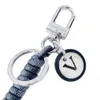 Louiseviution Keychain은 세련되고 장난스럽고 Damier Canvas Round 로고는 절묘하게 보이며 로프 매듭과 리본 트림으로 장식되어 있습니다. M67224