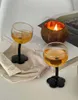 Tasses Verre à vin incliné Belle poignée tordue Creative Champagne Goblet Verres Cadeau pour les filles Coupe Kawaii