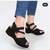 Klädskor kvinnor sandaler mjuka 2024 botten kil klackar sommarplattform sandalias mujer eleganta kilar för