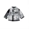 ジャケット幼児フランネルの男の子長い袖の格子縞のシャツ秋の冬のボタンダウンラペルシャケット幼児用
