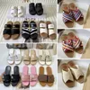 Neue Designer-Hausschuhe, Sliders, Sandalen, Woody Mule, flache Slides, luxuriöse Canvas-Hausschuhe für Damen, Buchstabenschuhe, lässig, dicker Boden, Netz, rot, Sommer, flache Flip-Flops für Damen