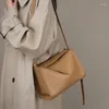 Borsa a tracolla con cuscino a spalla da donna di lusso in pelle bovina di lusso con coulisse 2024 Messenger da donna in vera pelle di nicchia ad alto senso