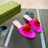 Pantoufles de créateurs pour femmes, sandales plates à la mode, sandales à fleurs, plage d'été, talons de 2 cm, satin de soie, fleurs de rose, mocassins en cuir, sandales taille 35-42 avec boîte