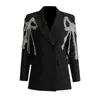 2024 Kvinnors kostym Löst bågedesign Casual Black Blazer Women's Spring and Autumn High Street Women's Light Luxury Rhinestone Suit