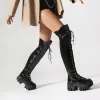 Boots Hollow Out губчатые торт и патентная кожаная поперечная привязка в стиле панк -стиль женщин на колене с боковыми молниями с поднятыми сапогами