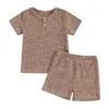 衣料品セット幼児の男の子の夏の衣装ソリッドカラー半袖Tシャツと2ピースの休暇用服セットの弾力性のショートパンツ