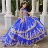 2024 Luxo Royal Blue Ball Gown Quinceanera Vestidos Alças Gold Lace Apliques Cristal Beads Tiered Até o Chão Sweet 15 Party Prom Vestidos de Noite