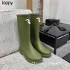 Nieuwe 24ss laarzen merkontwerper Welly Regenlaarzen designer platform Letter Ringer mode zwarte maar knielange dameslaarzen