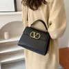 Магазин дизайн дизайн Оптовая розничная розничная торговля новая маленькая сумка 2024 Текстура плеча женская портативные бага