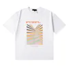 Lila Marken-T-Shirt. Farblich bedrucktes, lockeres, lässiges Herren- und Damen-Kurzarm-T-Shirt im Hip-Hop-Muster-Design-Stil aus Baumwolle