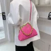 Il designer del marchio di fabbrica vende borse da donna con uno sconto del 50% Borsa a catena online Borsa da donna nuova Clip in metallo Spalla alla moda e dignitosa