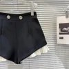 Pantalones cortos para mujer 2024 Llegada de primavera Botones de metal con diamantes de imitación Volantes fruncidos Mujeres negras