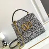 Shop Design Handbag Wholesale Retail 2024 Summer Nuovo tote a V-Button Tote Bag 3D Righted Scale per perle