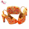 Pompe in stile maturo Donne e sacchetti da donna italiani da abbinare a sandalo slingback cristallino di colore arancione con piattaforma per la festa