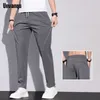 Męskie spodnie unvanqu 2024 Summer Japońska moda mężczyźni Ice Silk Cienka Casual Street Młodzież Mała prosta elastyczna talia Mężczyzna