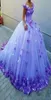 Фиолетовые платья Quinceanera с цветами ручной работы с открытыми плечами Свадебное платье с длинным шлейфом на шнуровке сзади Вечернее бальное платье Vestidos P9436708