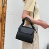 Axelväskor crossbody för kvinnor designer klaff handväskor mode av hög kvalitet flickor pu läder squre elegant casual väska