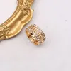 Bagues de bande de lettre de marque plaquée or 18 carats de qualité supérieure pour hommes femmes créateurs de mode lettres de marque turquoise cristal métal marguerite anneau bijoux55