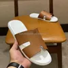 2023 Nya läder slitage modemärke herrarna tofflor mode strandmäns sandaler