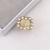 Bagues de bande de lettre de marque plaquée or 18 carats de qualité supérieure pour hommes femmes créateurs de mode lettres de marque turquoise cristal métal marguerite anneau bijoux55