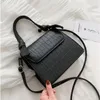 Axelväskor crossbody för kvinnor designer klaff handväskor mode av hög kvalitet flickor pu läder squre elegant casual väska