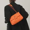 Bolsos de hombro elegantes Bolso con cabeza de águila Diseño para mujer Sentido Cadena de rejilla de diamante Volteado Pequeño cuadrado Bolsos de estilo cruzado único 240311