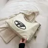 Pas cher en gros liquidation limitée 50% de réduction sac à main Sier Dingdang sac grande femme grande capacité doux cool épicé fille style locomotive une épaule sous les bras fourre-tout