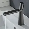 Banyo lavabo muslukları beyaz/fırçalanmış altın musluk çağdaş tam bakır soğuk havza vintage