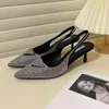 Bombas de estilingue de couro de patente fivela de metal Sandálias embelezadas de cristal 100mm saltos stiletto mulheres designer de luxo apontado dedo do pé vestido de festa de noite sapatos 3.7 01