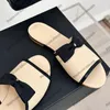 Kvinnors slip på sandaler låga klackar tofflor designer glider lammskinn bowknot grosgrain mules slingbacks flip flops utomhus strandsko retro svart vit casual sko