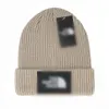 새로운 디자인 디자이너 Beanie 클래식 레터 니트 보닛 모자 남성 여성 가을 ​​겨울 따뜻한 두꺼운 양모 자수 콜드 모자 커플 패션 스트리트 모자 J5