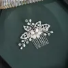 Tiaras Silvery Rhinestone Bridal Hair Comb Handmade Pearl Flower Headdress Wedding Accessories Crystal Jewelry Headwear Women Ornaments Y240319