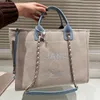 Bolsa feminina bordada em tela azul com letras azuis para compras na praia Bolsa de ombro Deauville com corrente Bolsas crossbody SHW Bagagem de grande capacidade para férias 33 cm/38 cm