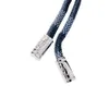 Louisevition Keynchain est à la mode et ludique, le logo rond en toile damier a l'air exquis et est décoré de nœuds de corde et de garnitures de ruban M67224