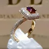 Pierłdy ślubne luksusowy czerwony kryształ elegancki dla kobiet mężczyzn pełny błyszczący cyrkon cyrkon żeński pierścionek zaręczynowy biżuteria prezent rocznicowy